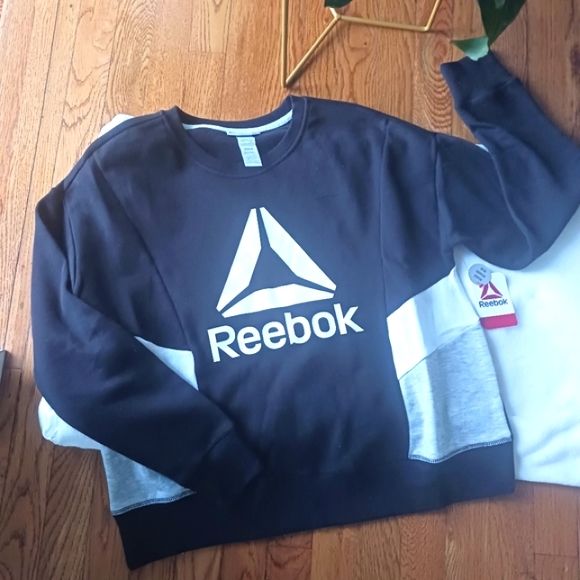 Reebok • Women's Black & White Color Block Logo Crew Sweatshirt, Medium - Picture 12 of 13
